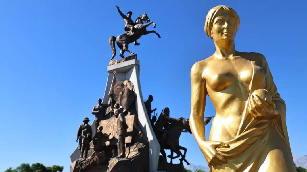 Altın Portakal’ın Sembolü Venüs Heykelleri Şehri Sardı! 4